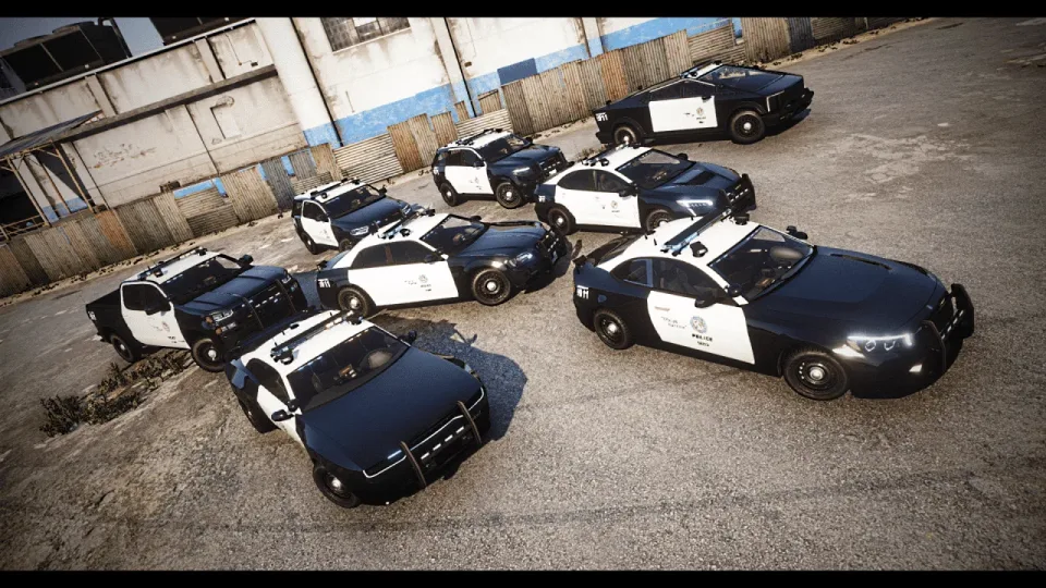 8 Lore-Friendly Police Cars for FiveM with Full Tuning